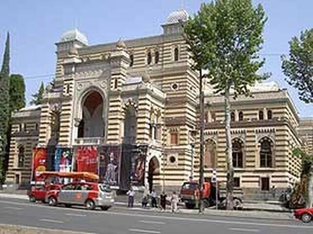 Parilament On Rustaveli 4 Rooms Tbilisi Zewnętrze zdjęcie